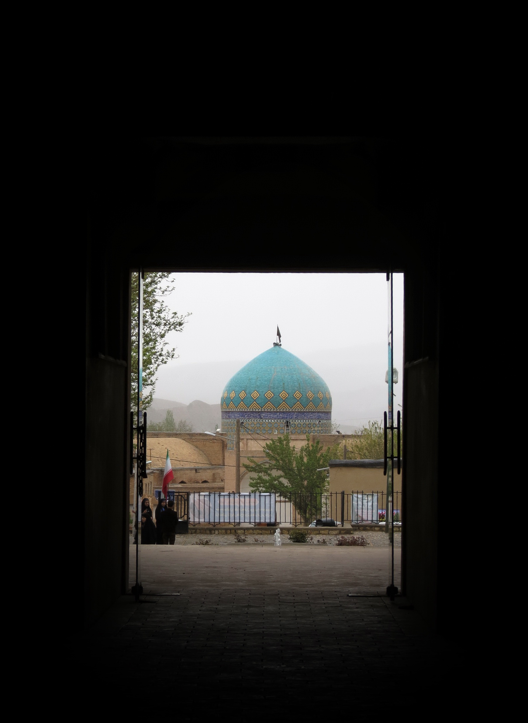 مسجد کلات نادری عکس از داخل کاخ خورشید گرفته شده است.