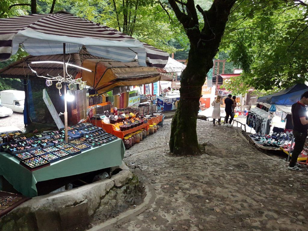 بازار صنایع دستی در قسمت پایینی پله‌های قلعه‌رودخان