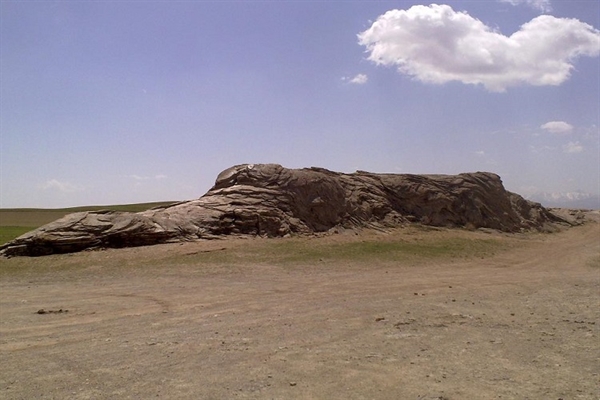 سنگ اژدها در روستای باباگرگر