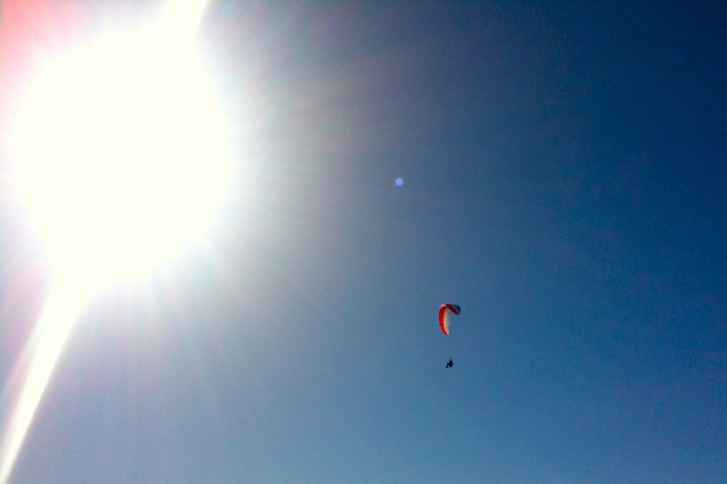 تجربۀ پاراگلایدر فرصت پرواز بر فراز ابرها در دل آسمان آبی