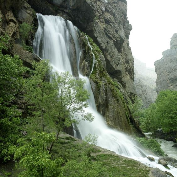  آبشار آب سفید در حوالی خرم‌آباد 