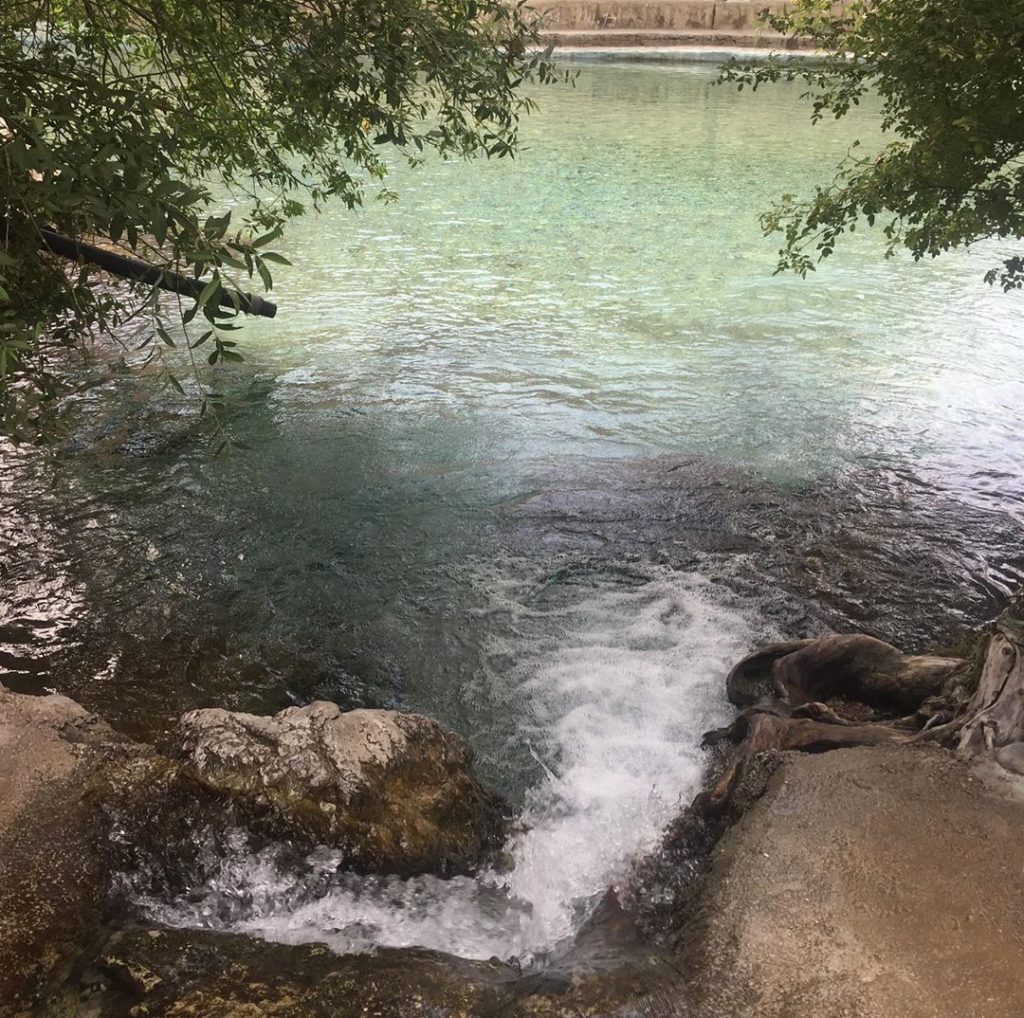 چشمه آب معدنی خمده در حوالی شهر فیروزکوه