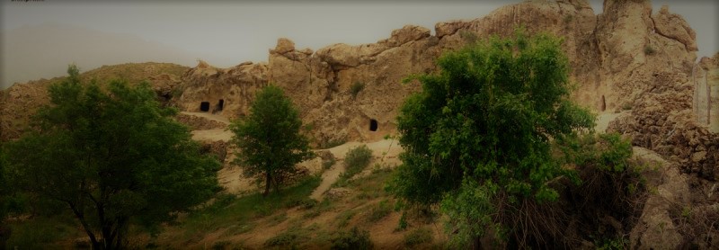 غار سنگی حسین کوهکن در حوالی شهر بانه