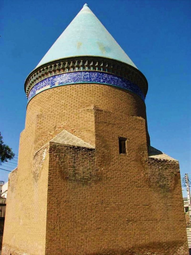 آرامگاه حمدالله مستوفی در شهر دل‌نواز قزوین