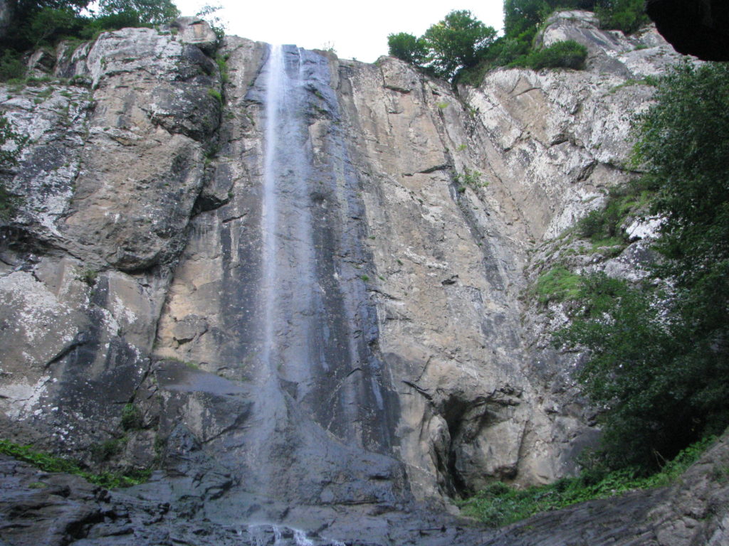 آبشار لاتون با 65 متر ارتفاع یکی از بلندترین آبشارهای جهان