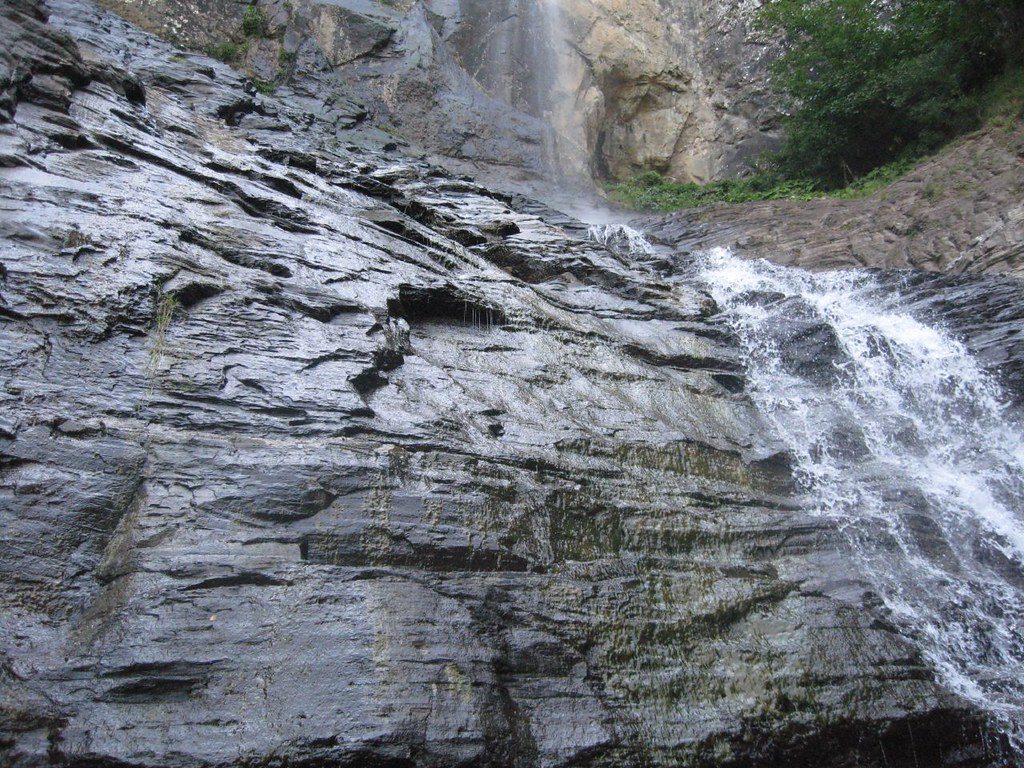 آبشار لاتون با 65 متر ارتفاع یکی از بلندترین آبشارهای جهان