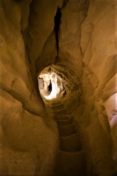 غار خربس در جزیرۀ دل‌نواز قشم، یکی از عجایب ناب زمین‌شناختی و معماری صخره‌ای