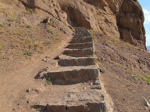 نمایی از پله‌های منتهی به قلعه الموت