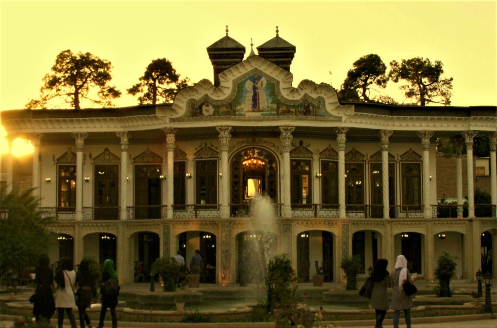 شکوه و صلابت عمارت شاپوری، بنای باشکوه تاریخی، سرشار از نقش و نگار تماشایی