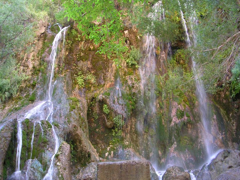 آبشار و چشم‌انداز ناب بهاری در ییلاق بی‌نظیر اخلمد