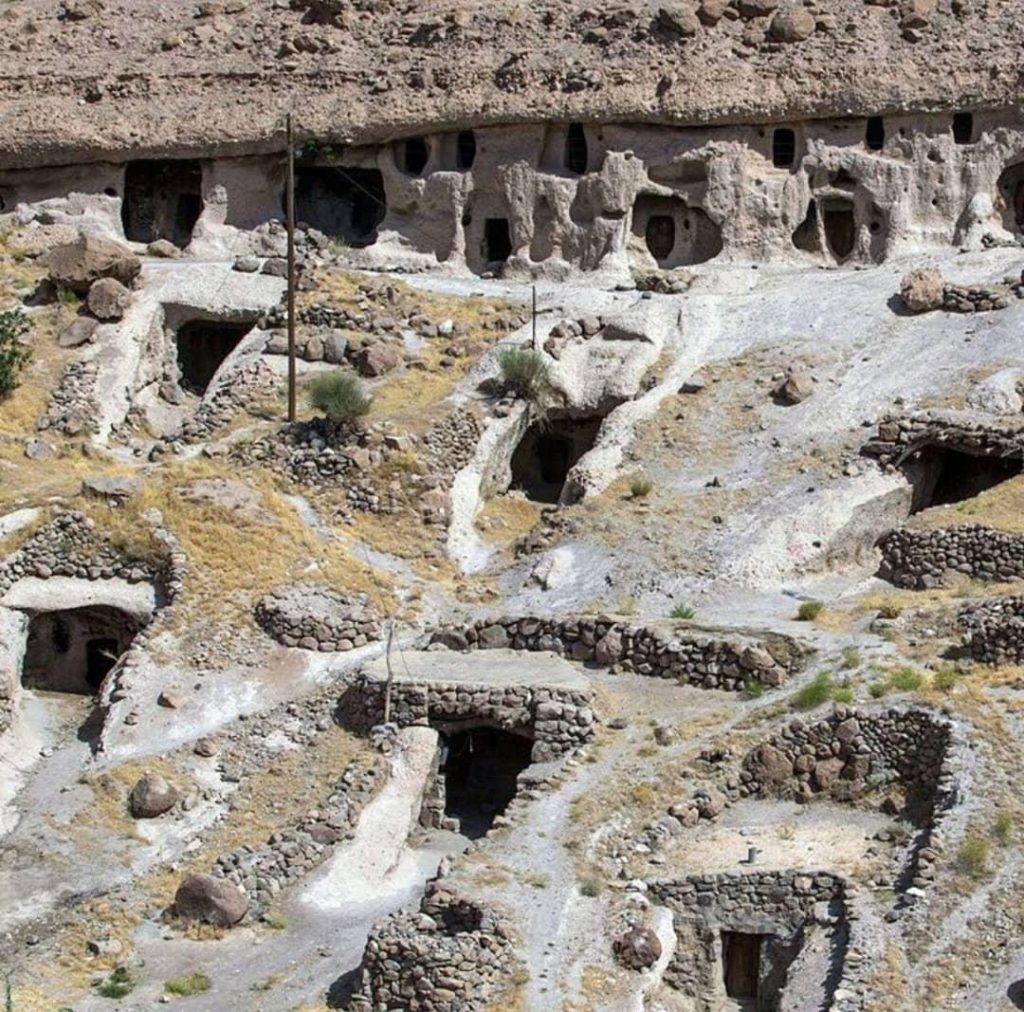 خانه‌های صخره‌ای در میمند کرمان