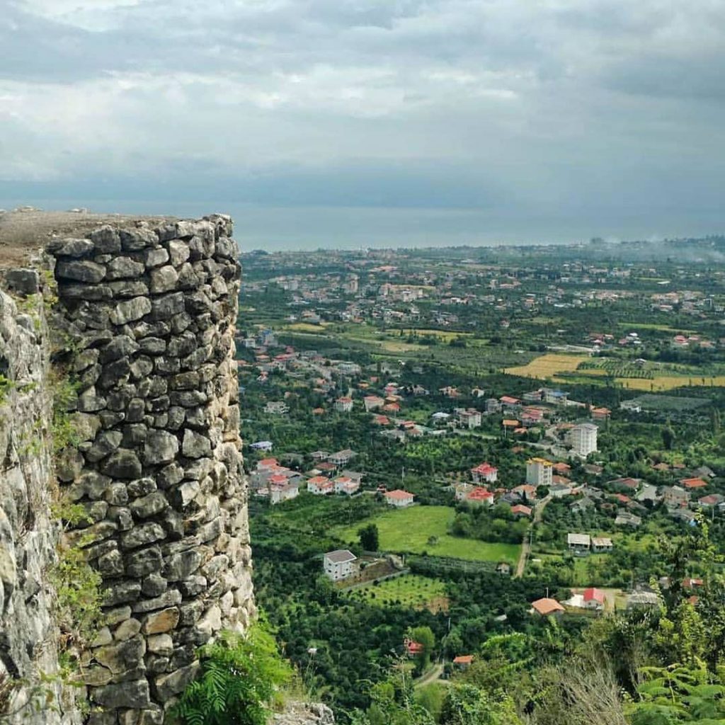 نمایی از قلعه مارکوه و شهر رامسر از بالای کوه مارکوه