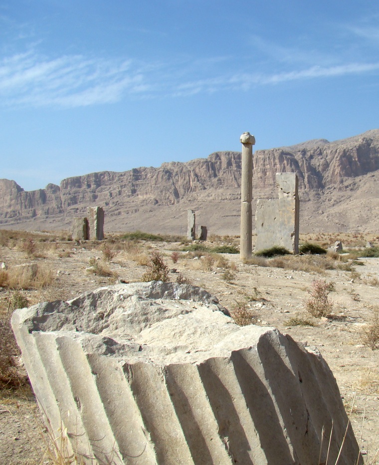 شهر باستانی استخر یا تخت طاووساثری باستانی در محدودۀ شهر مرودشت در حوالی شهر بزرگ شیراز