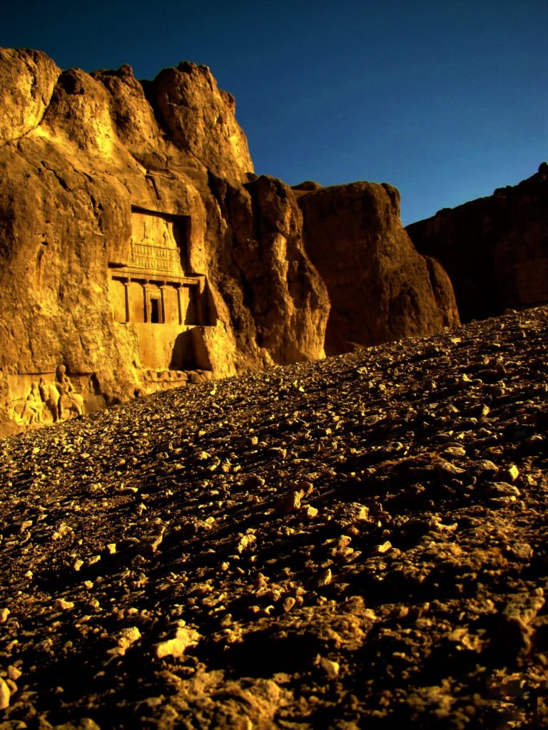 نقش رستم، بنایی ماندگار از ایران باستان در محدودۀ شهر مرودشت در حوالی شهر شیراز