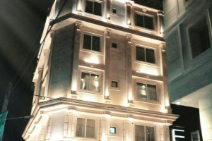 واحد 5 نفره  دارای پارکینگ
