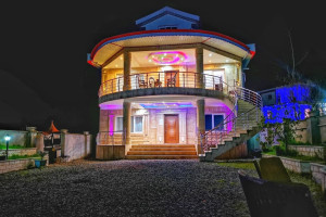 ویلا 5 خوابه روستایی دارای استخر و پارکینگ