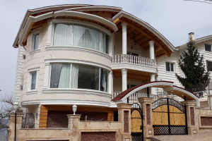 ویلا 3 خوابه جنگلی دارای استخر و پارکینگ