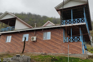 ویلا 2 خوابه جنگلی دارای پارکینگ