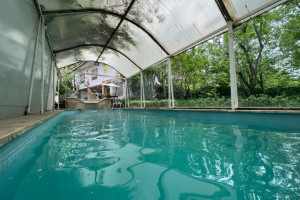 ویلا 2 خوابه جنگلی دارای استخر و پارکینگ