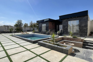 ویلا 2 خوابه  دارای استخر و پارکینگ